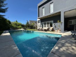 House for Sale – 5 rooms, pool, Barbaritas Hidrom neighborhood