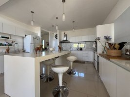 House for Sale – 5 rooms, pool, Barbaritas Hidrom neighborhood