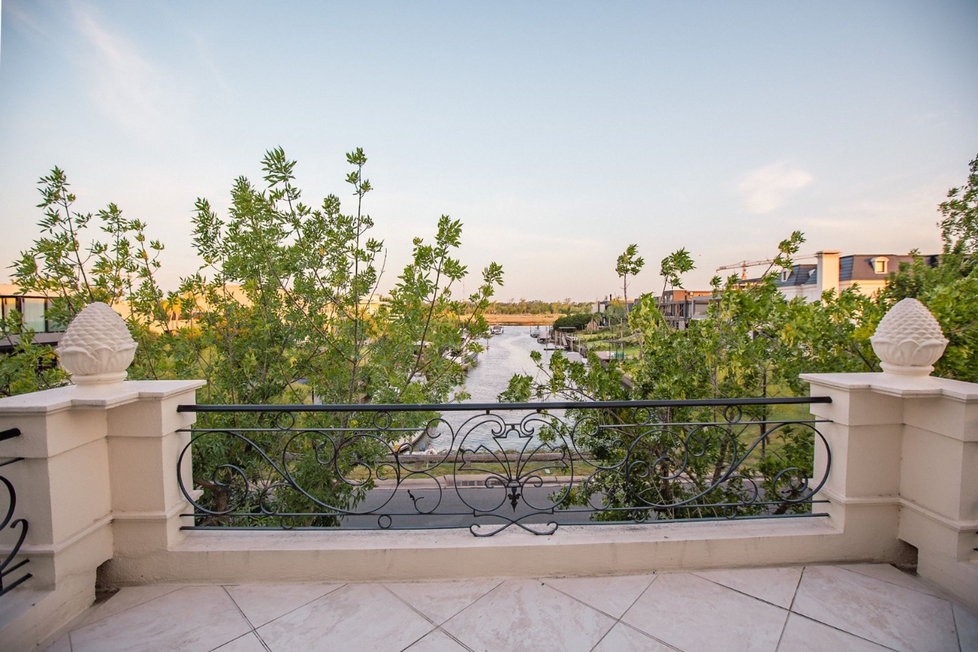 Residencia Premium Frente al Río – El Yacht