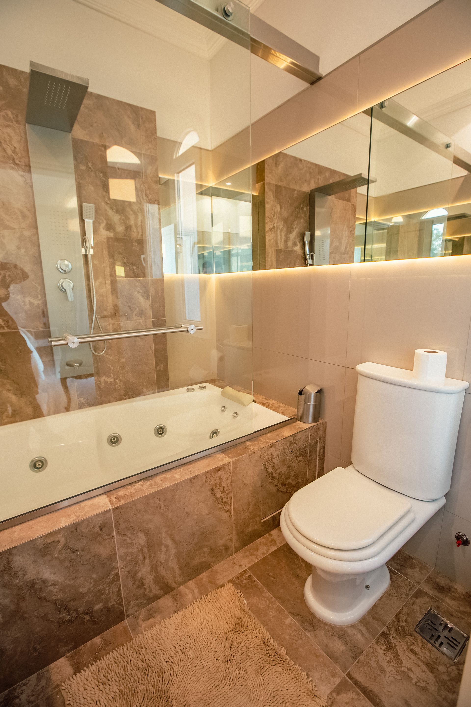 Residencia Premium Frente al Río – El Yacht