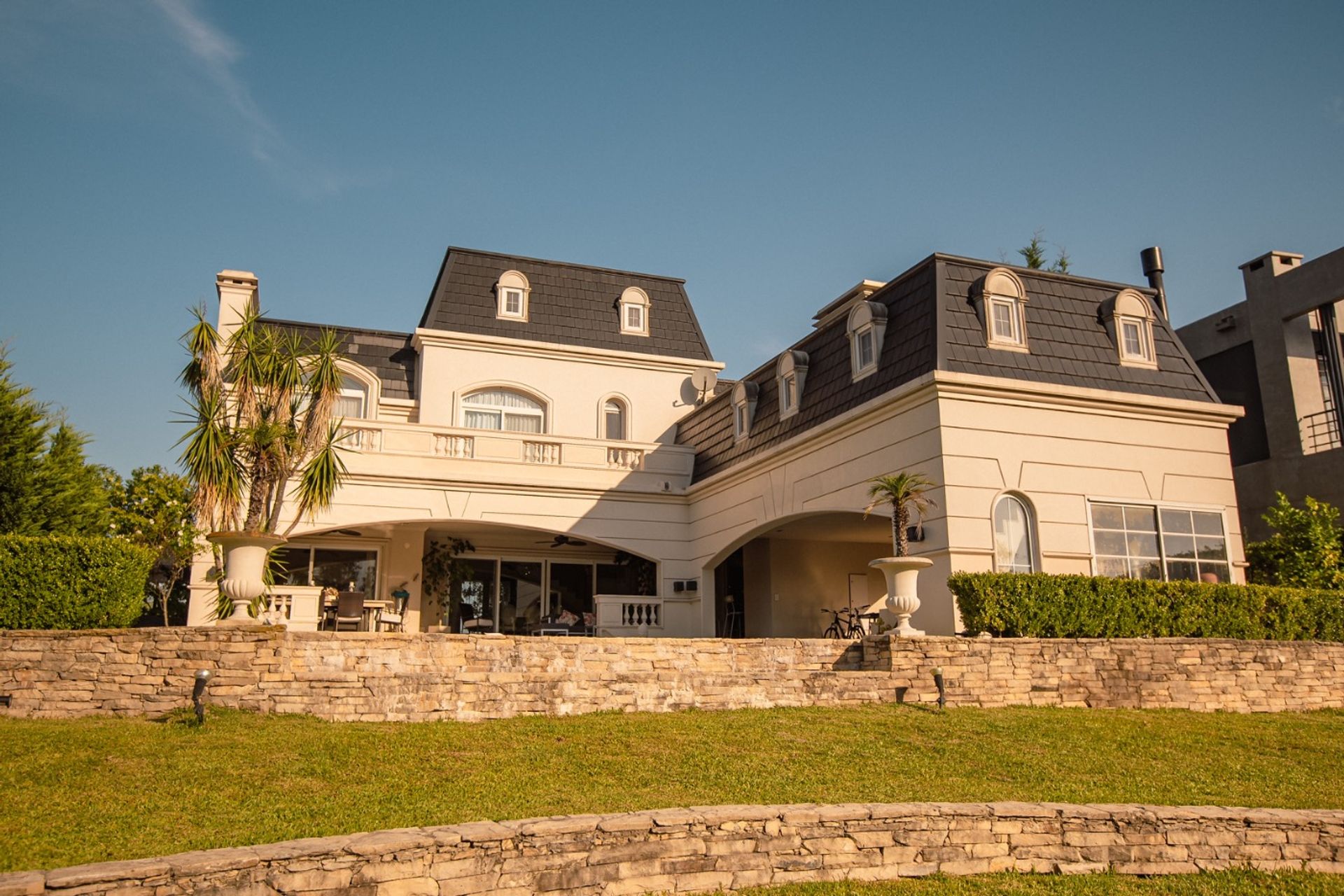 Residencia Premium Frente al Río – El Yacht