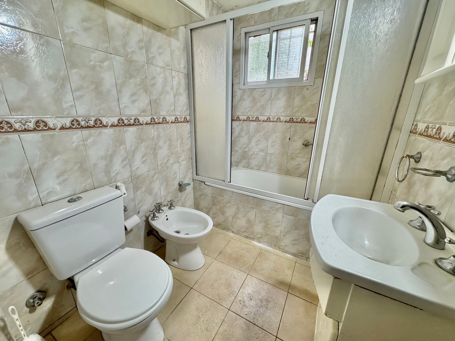 Venta 3 Ambientes Planta Baja C/Jardin Y Cochera