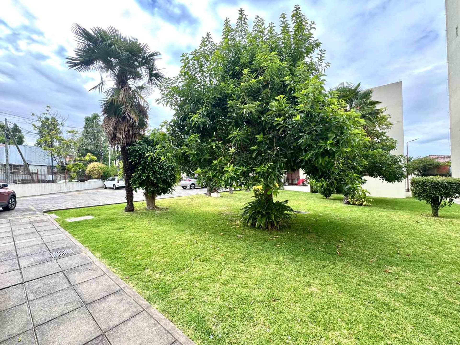 Venta 3 Ambientes Planta Baja C/Jardin Y Cochera