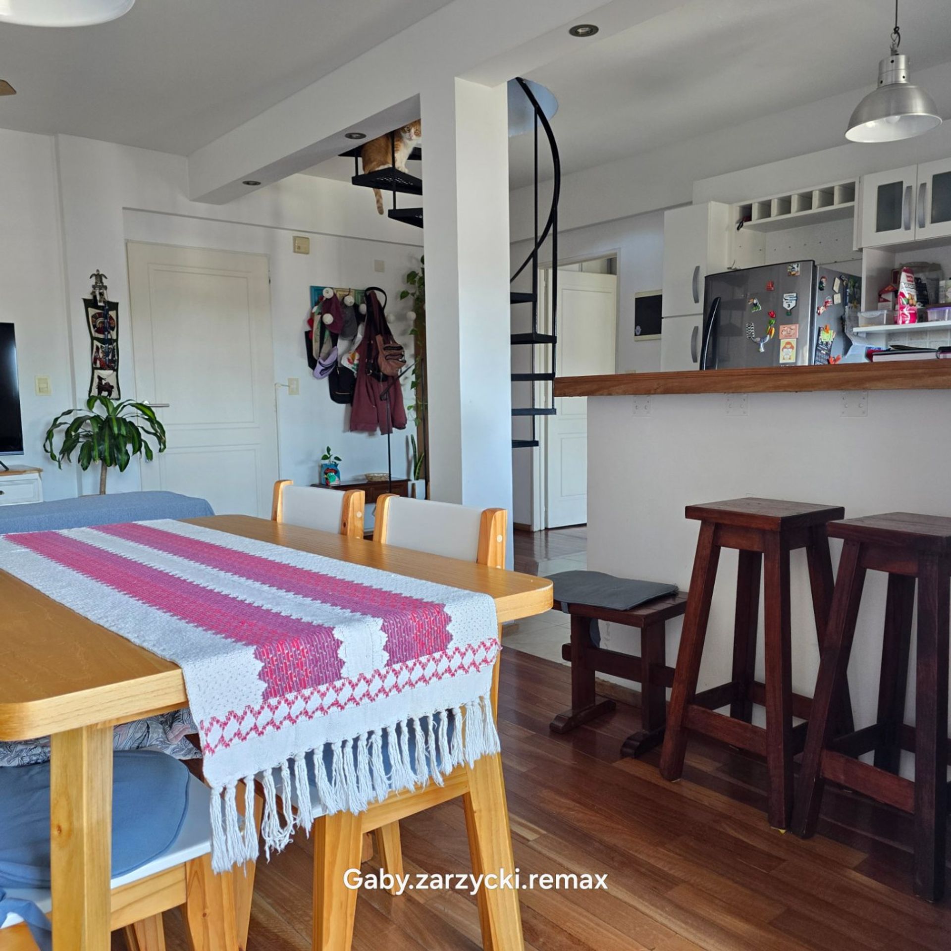 Moderno Dpto Duplex en Victoria: Amplitud y diseño