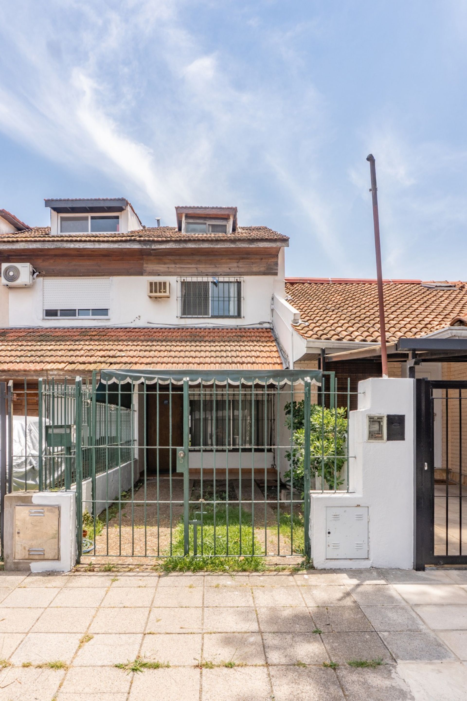 Venta Triplex con jardin y cochera en Olivos