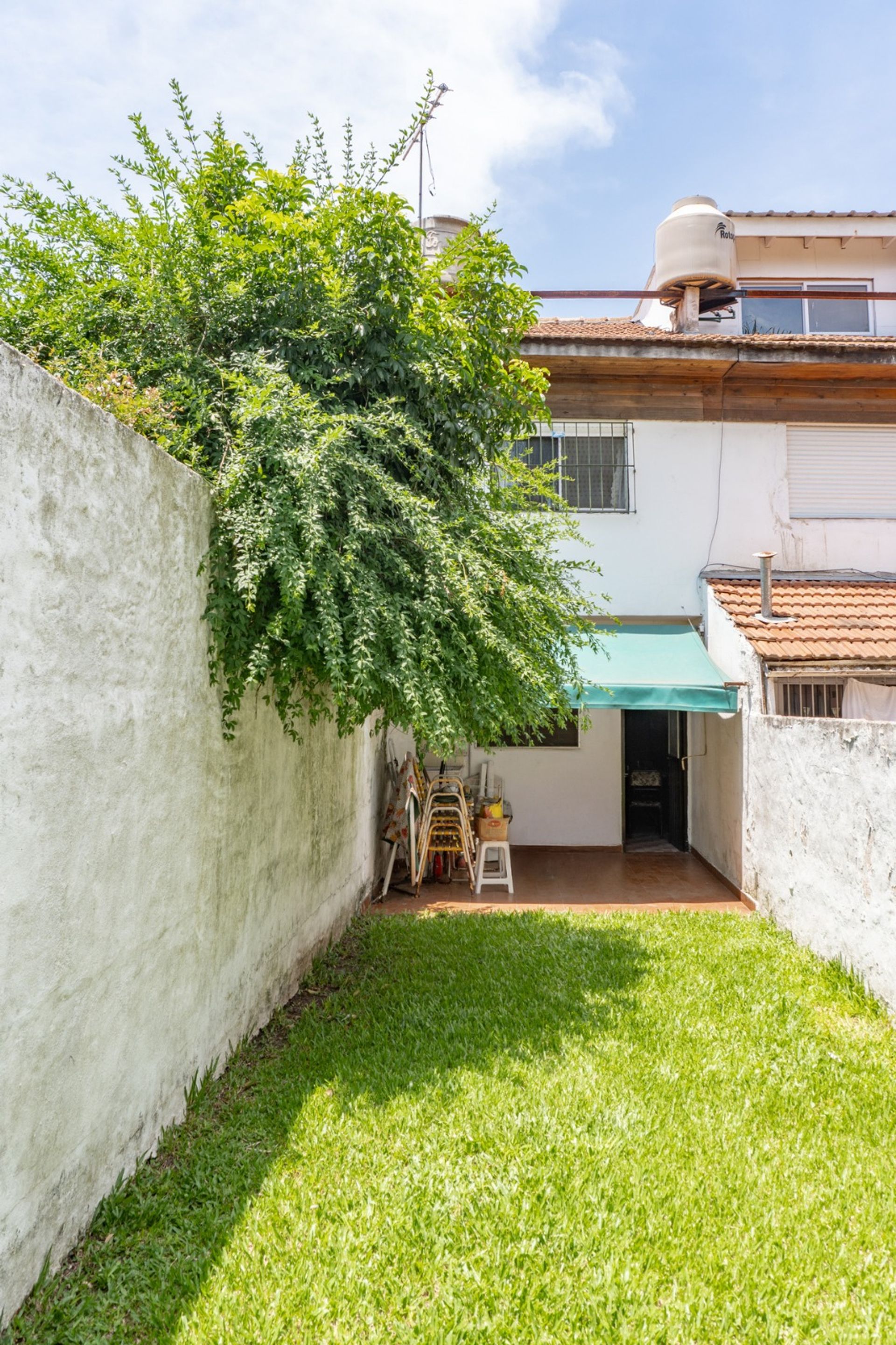Venta Triplex con jardin y cochera en Olivos