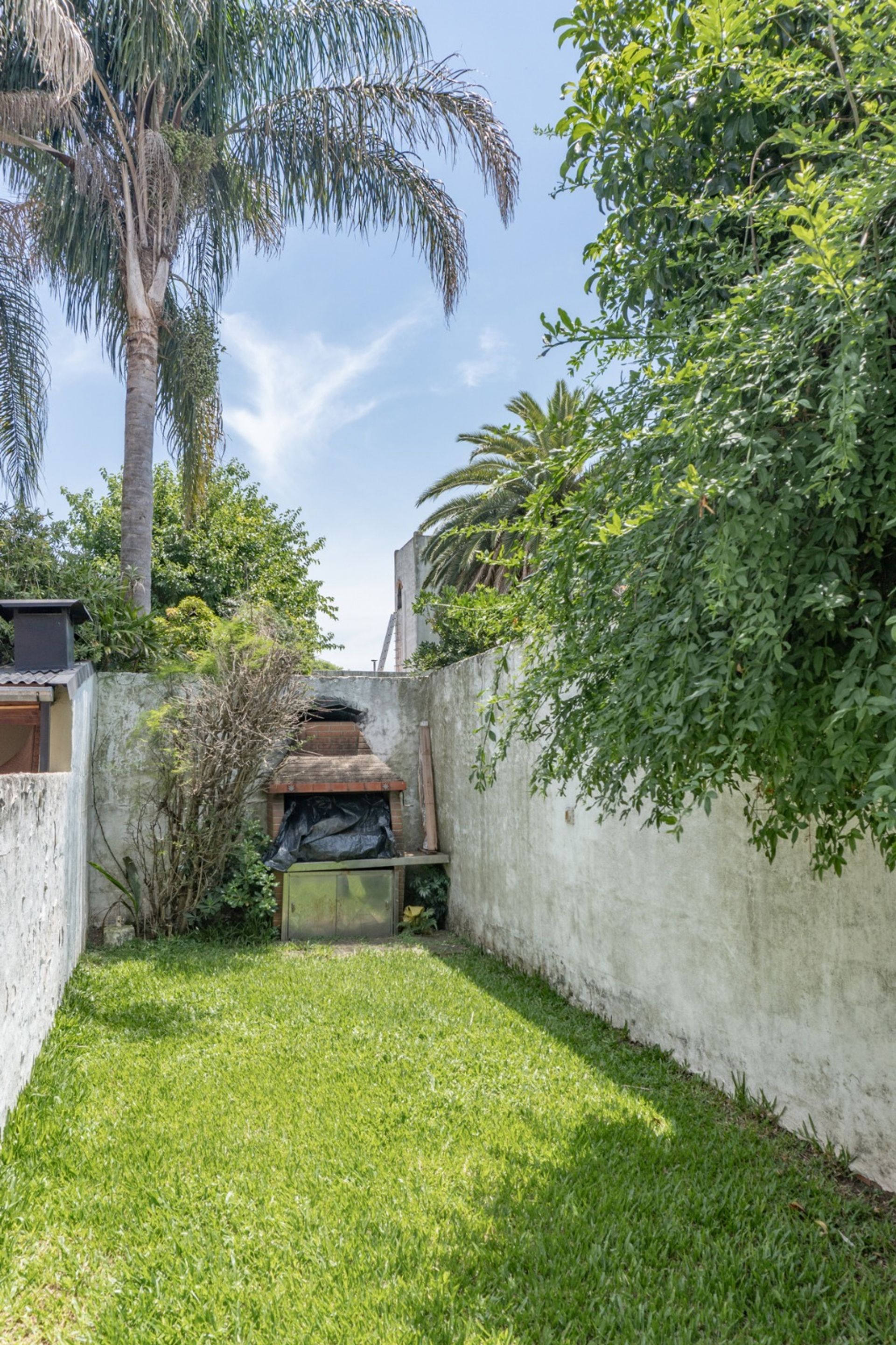 Venta Triplex con jardin y cochera en Olivos