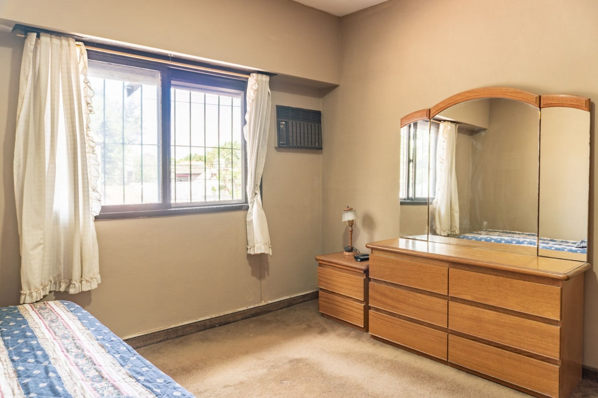 Venta Triplex con jardin y cochera en Olivos