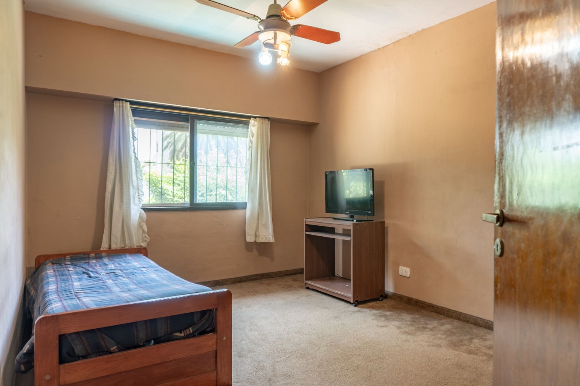 Venta Triplex con jardin y cochera en Olivos