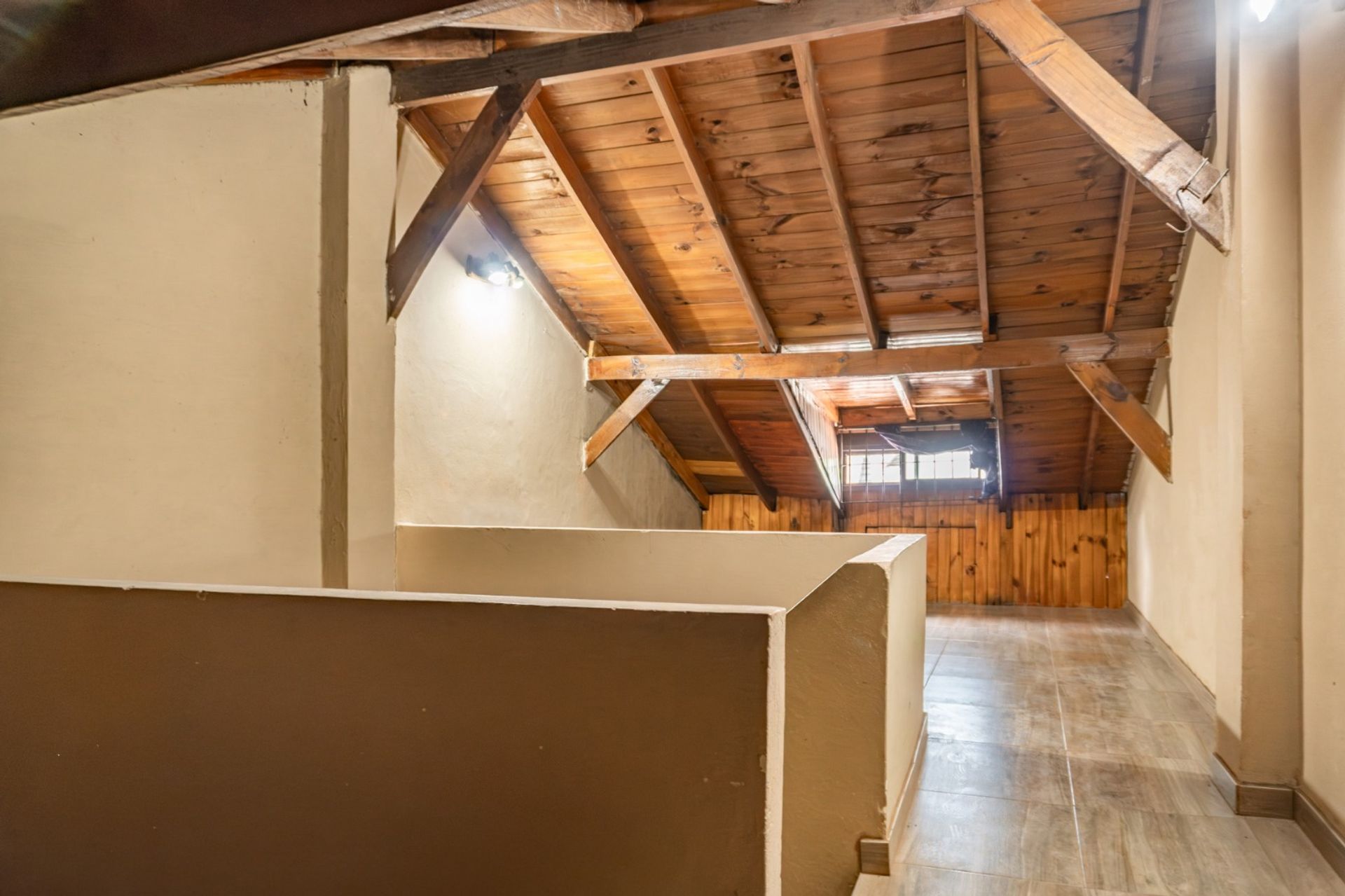 Venta Triplex con jardin y cochera en Olivos