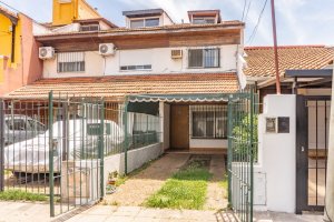 Venta Triplex con jardin y cochera en Olivos