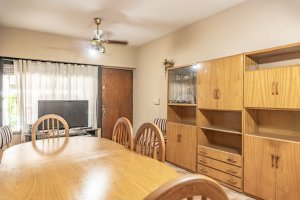 Venta Triplex con jardin y cochera en Olivos