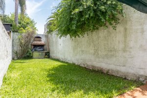 Venta Triplex con jardin y cochera en Olivos