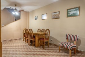 Venta Triplex con jardin y cochera en Olivos