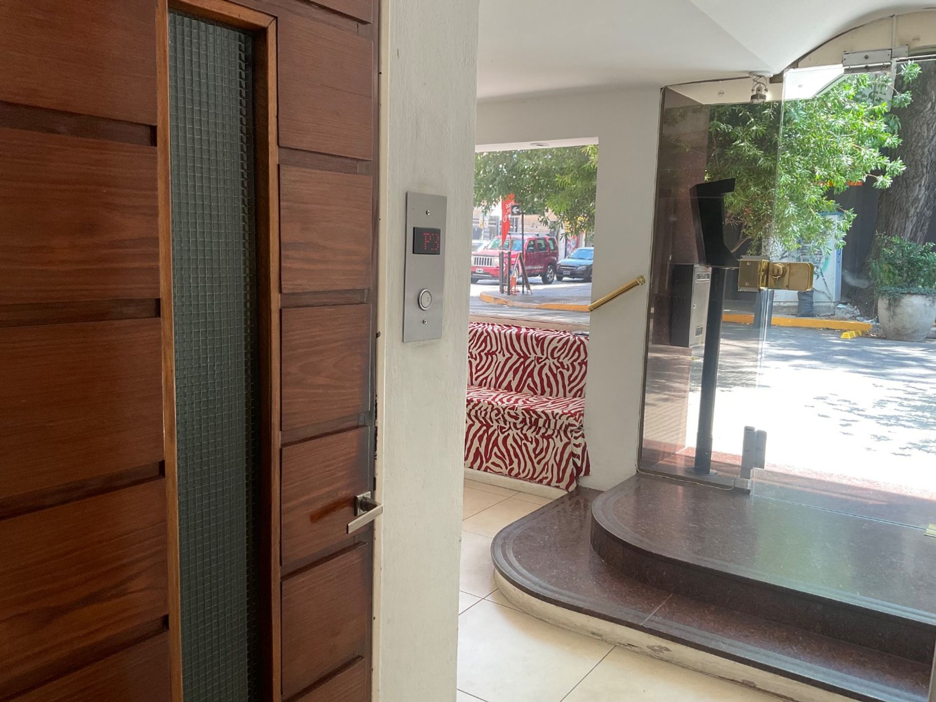 VENTA 4 ambientes, cochera y pileta ACEPTA PERMUTA