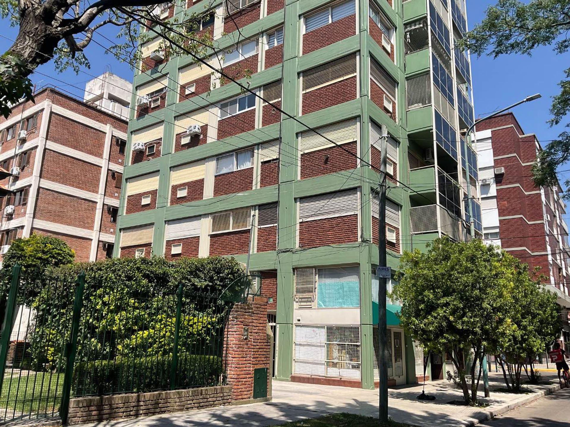 VENTA 4 ambientes, cochera y pileta ACEPTA PERMUTA