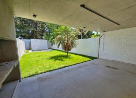 Triplex for Sale with Garden and Pool in San Isidro