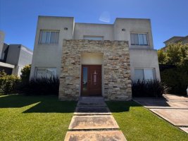 6-room House for Rent in Nordelta Los Castaños Pileta