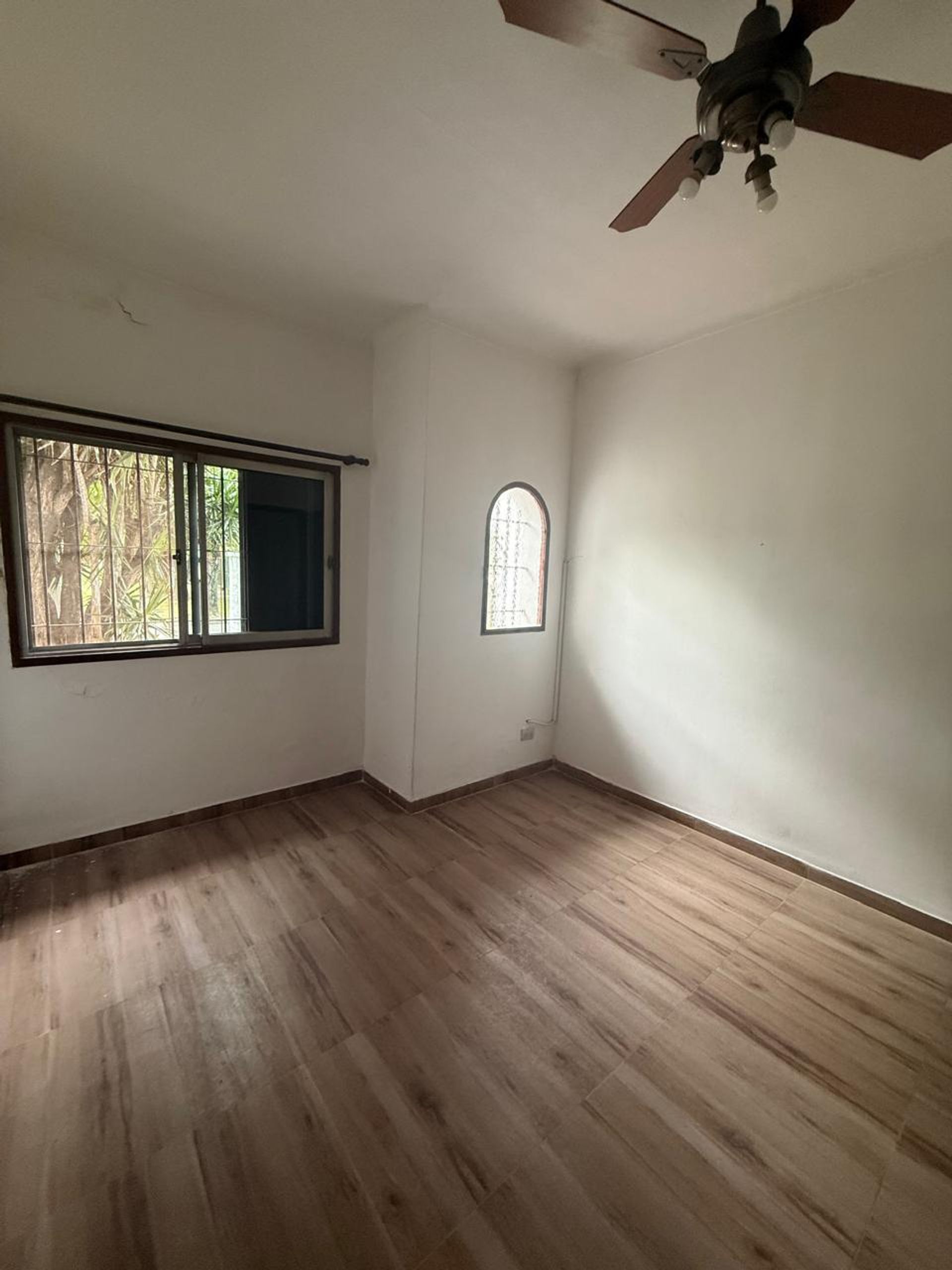Venta casa 4 ambientes con garage cubierto