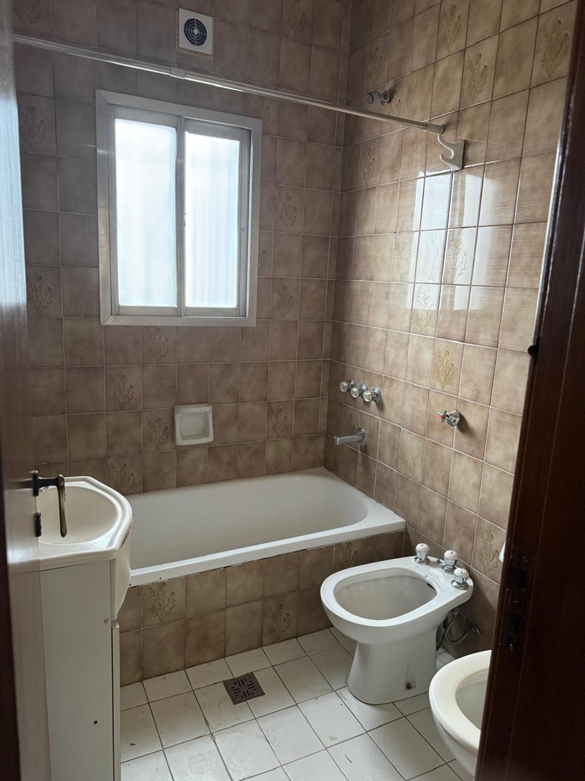Venta casa 4 ambientes con garage cubierto