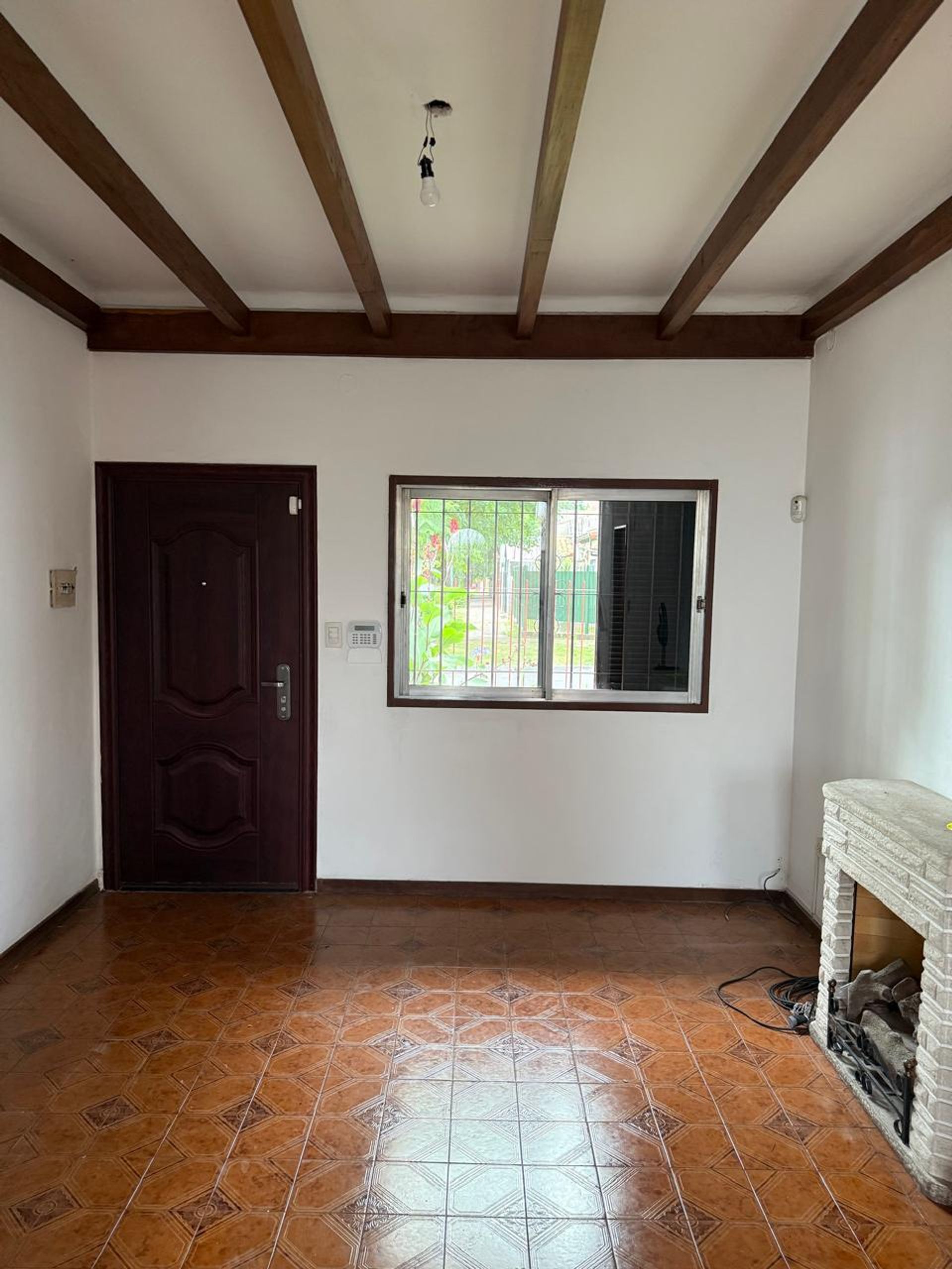 Venta casa 4 ambientes con garage cubierto