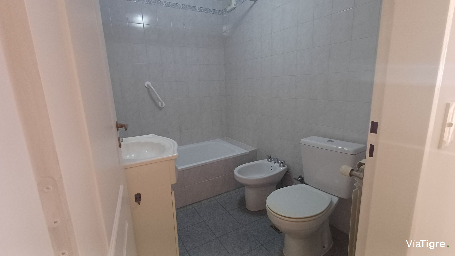 Tres Ambientes Con Cochera Y Baulera En Alquiler