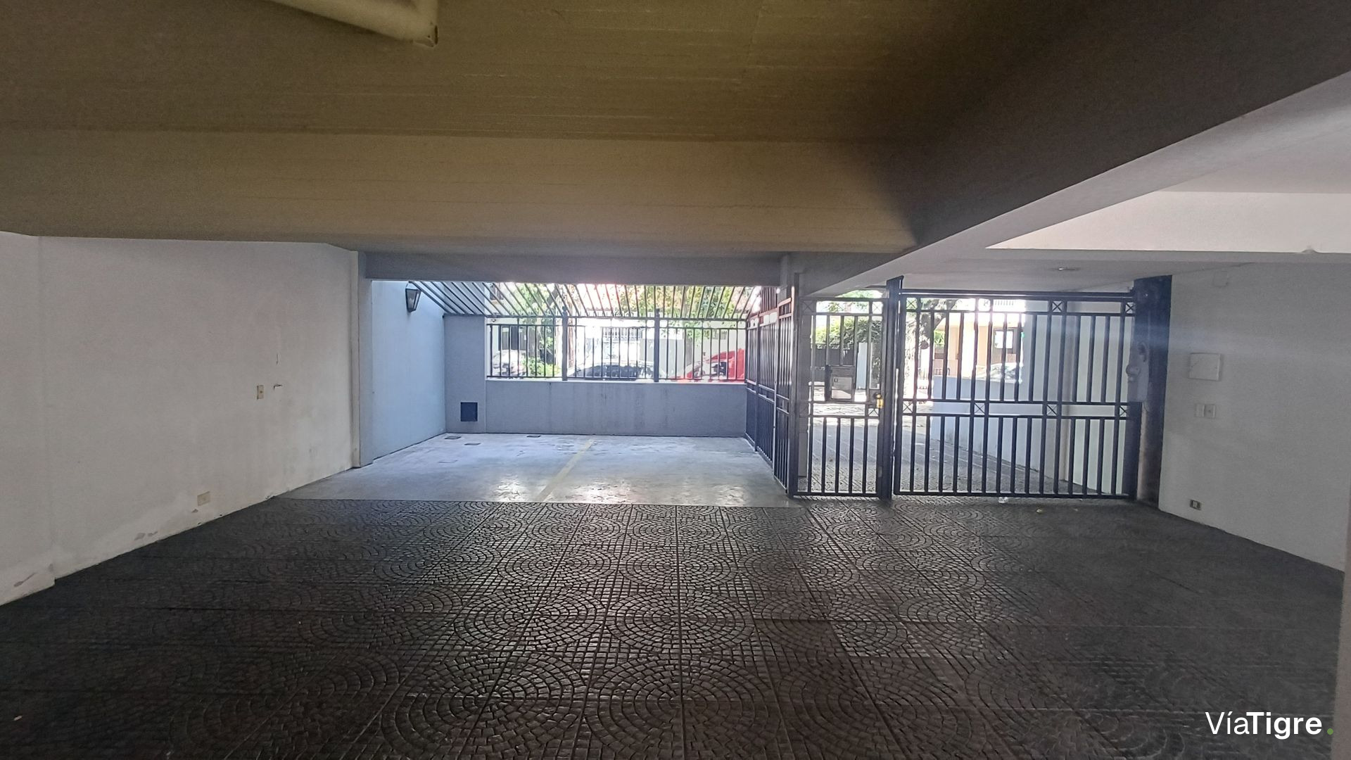 Tres Ambientes Con Cochera Y Baulera En Alquiler