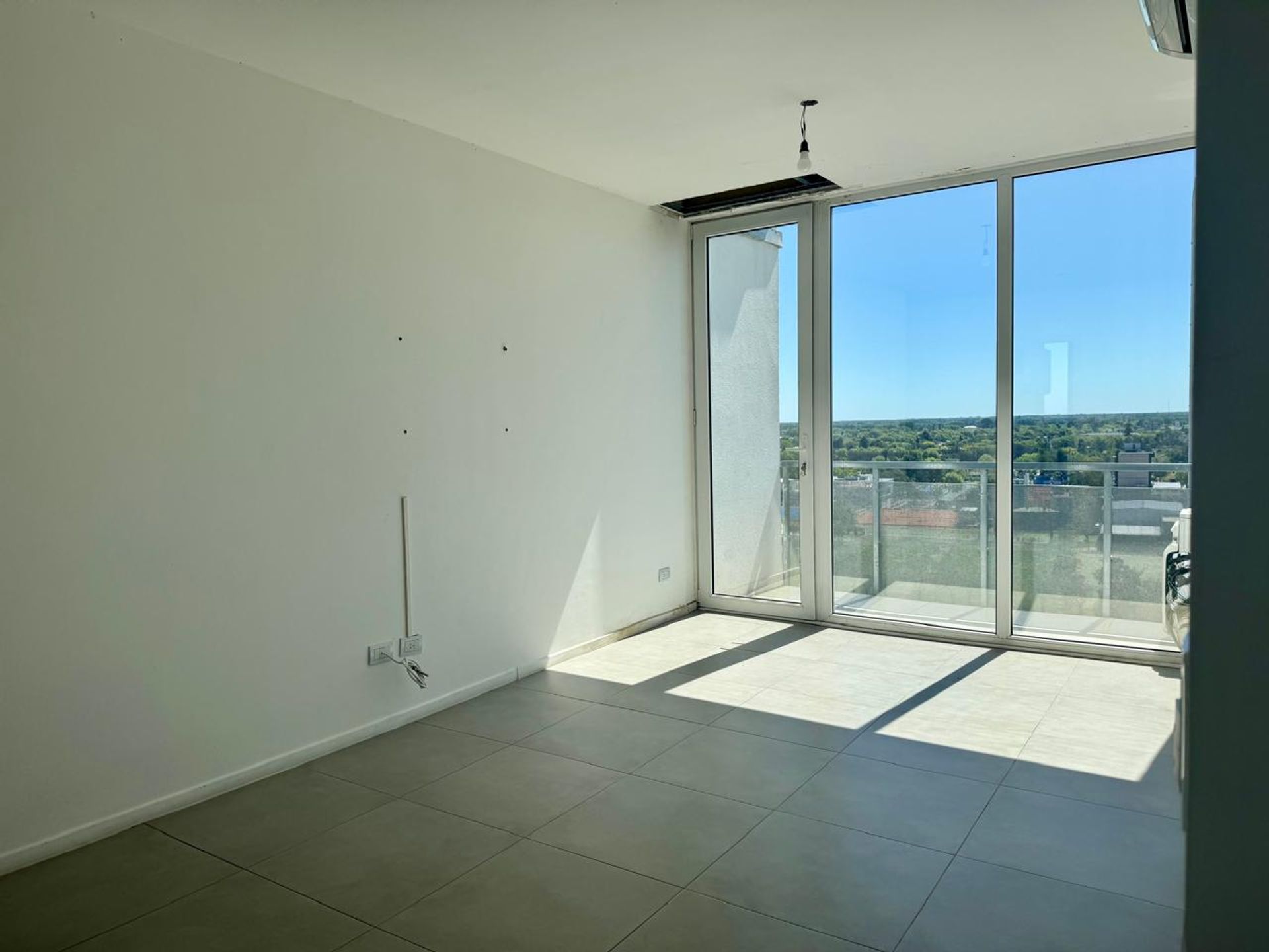 For Rent Apartment 4 rooms, 2 parking spaces, Riverside