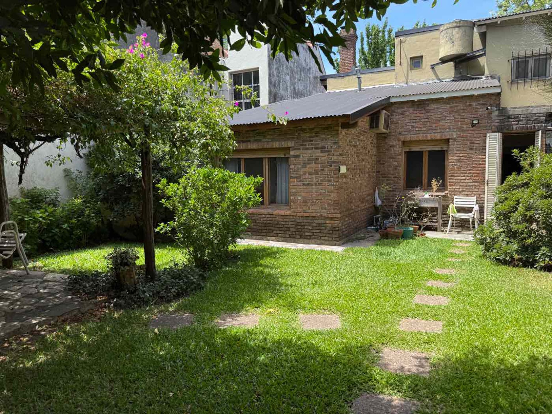 Casa de una planta con altillo y jardín Martinez