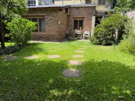 Casa de una planta con altillo y jardín Martinez