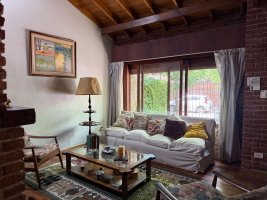 Casa de una planta con altillo y jardín Martinez