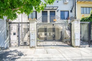 Triplex penthouse for sale, 4 rooms, play area, patio, parking.