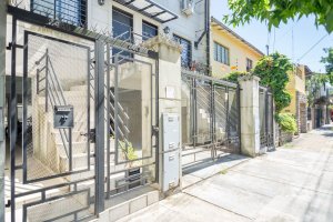 Triplex penthouse for sale, 4 rooms, play area, patio, parking.