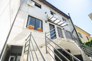 Triplex penthouse for sale, 4 rooms, play area, patio, parking.