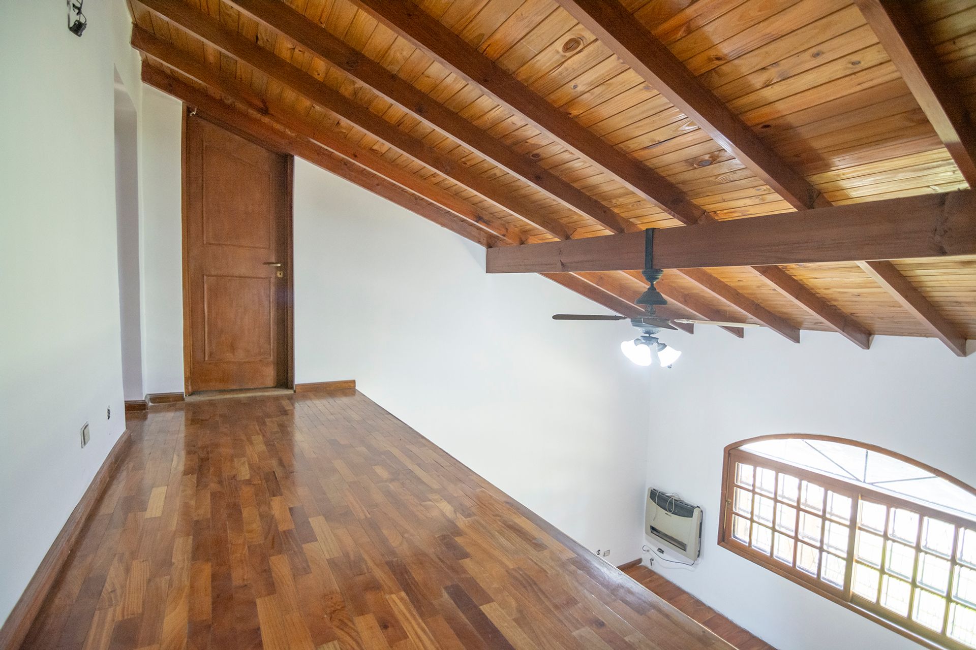 Casa 5 amb c/jardín, cochera, dep. en Don Torcuato