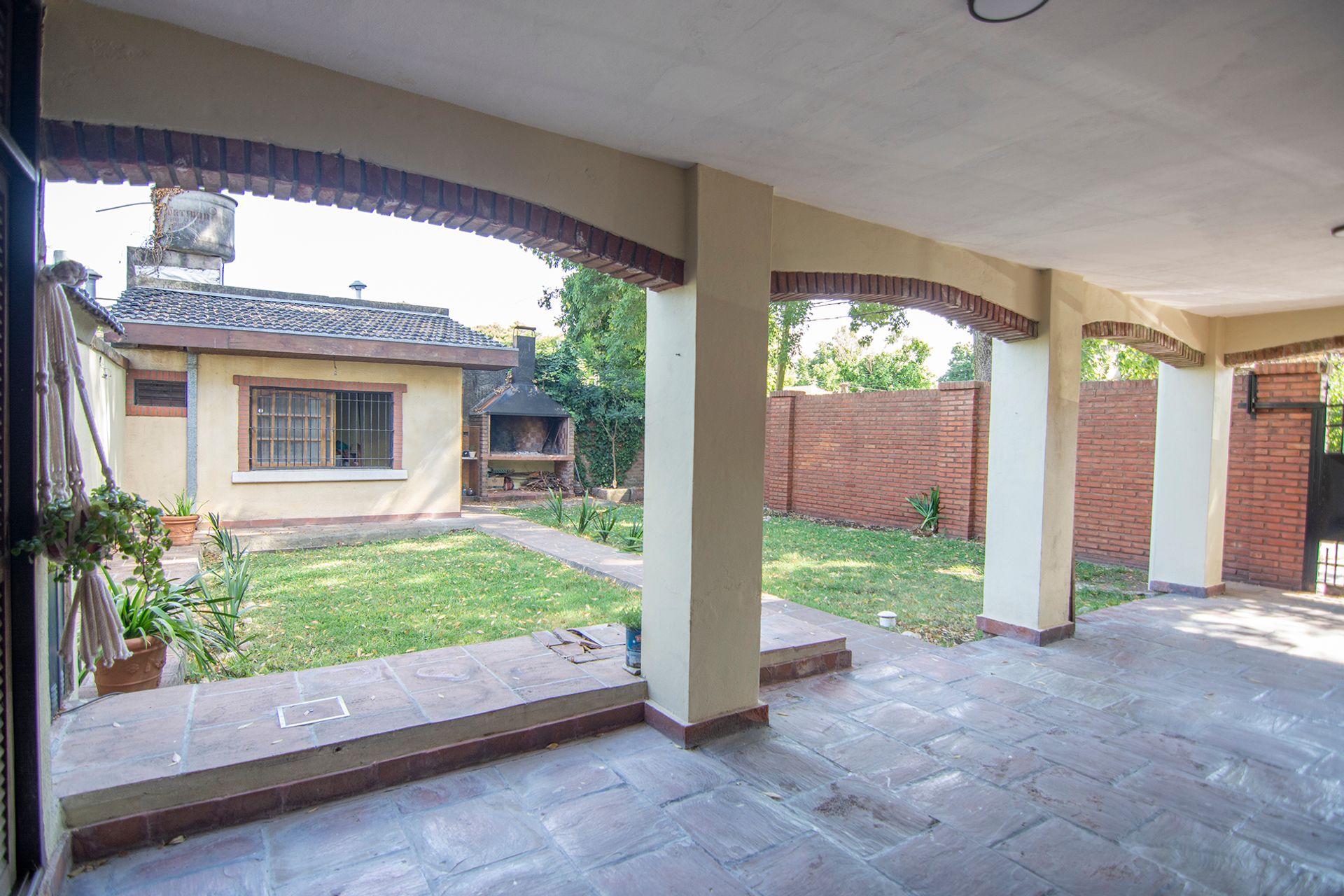 Casa 5 amb c/jardín, cochera, dep. en Don Torcuato