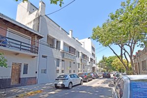 Dúplex con jardín y cochera cerca de Av. Maipú