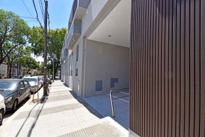 Dúplex con jardín y cochera cerca de Av. Maipú