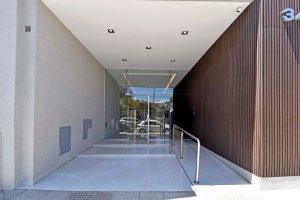 Dúplex con jardín y cochera cerca de Av. Maipú