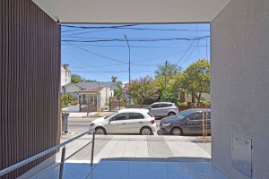 Dúplex con jardín y cochera cerca de Av. Maipú