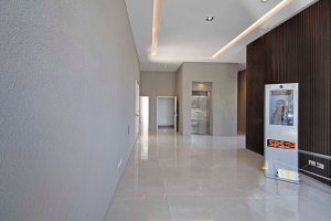 Dúplex con jardín y cochera cerca de Av. Maipú