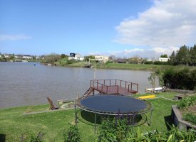 Modern house for rent by the river dock in Villanueva