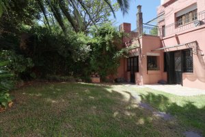 Casa 8 ambientes en San Fernando con jardín