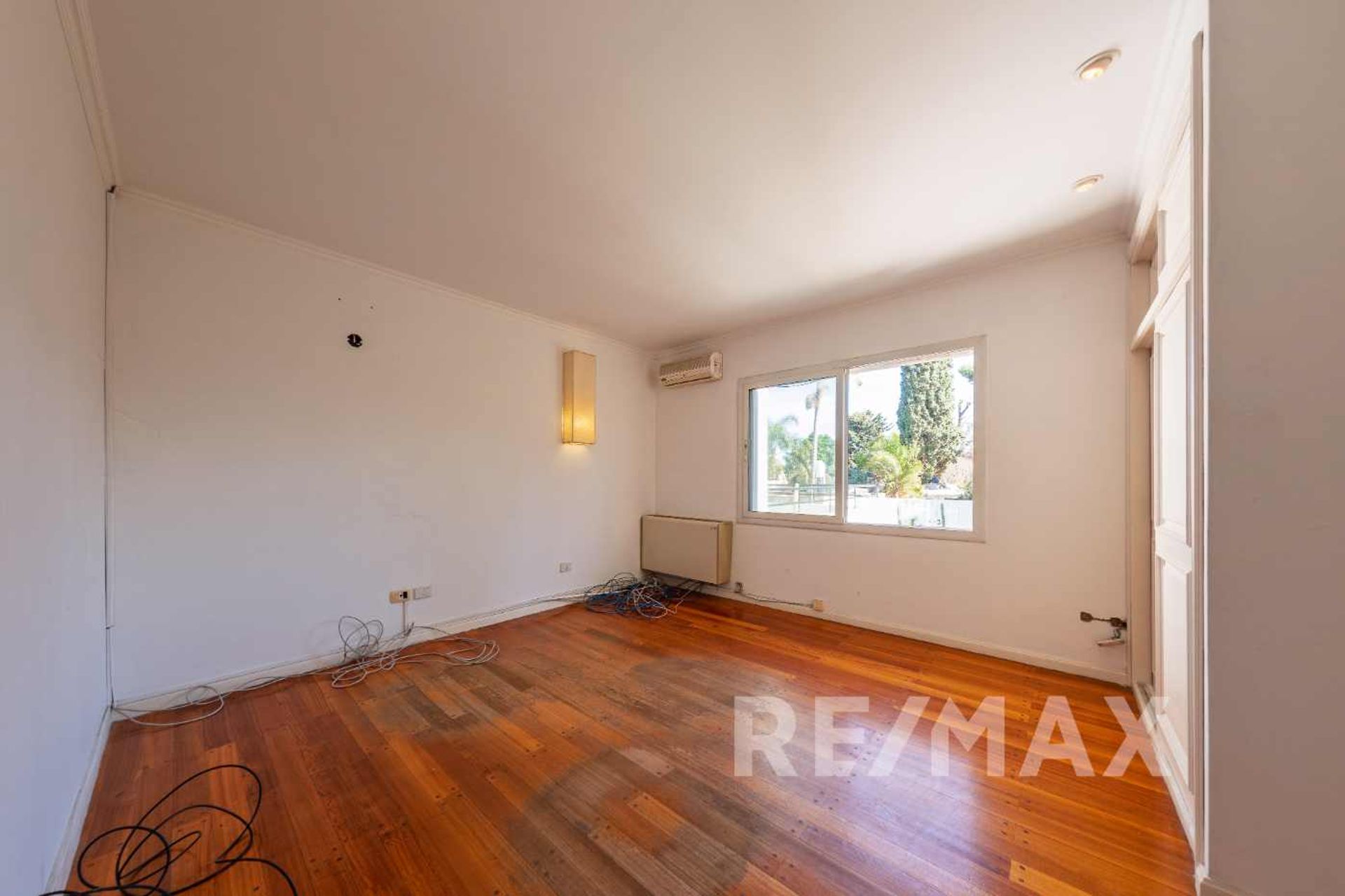 Venta casa ideal des. comercial Martínez 2350 M2