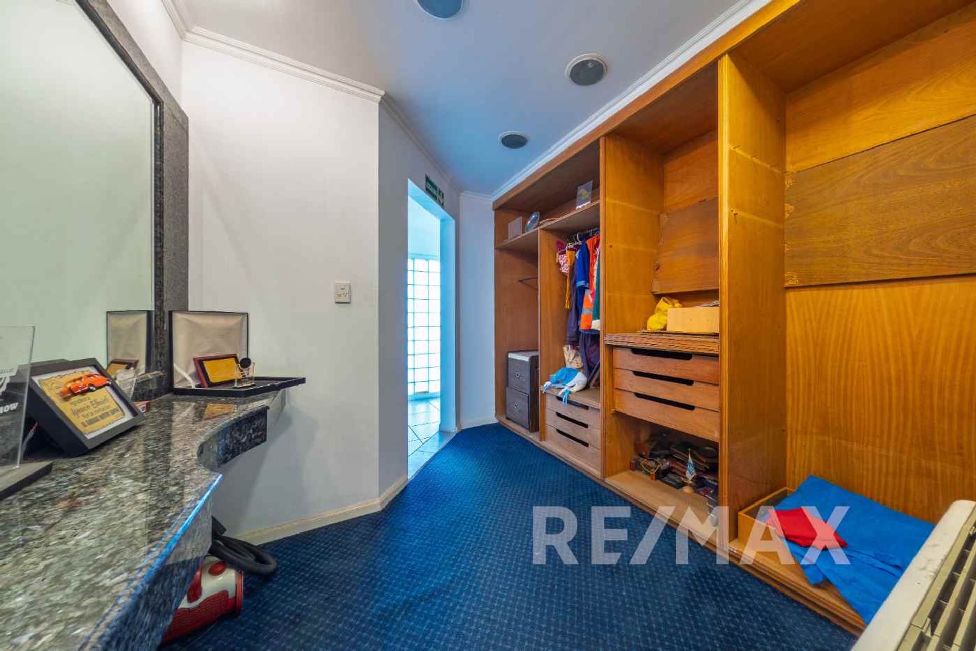 Venta casa ideal des. comercial Martínez 2350 M2