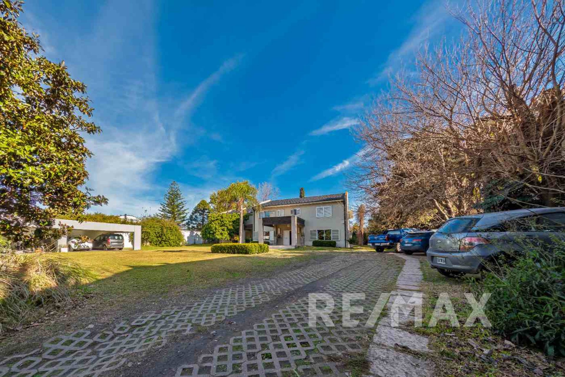 Venta casa ideal des. comercial Martínez 2350 M2