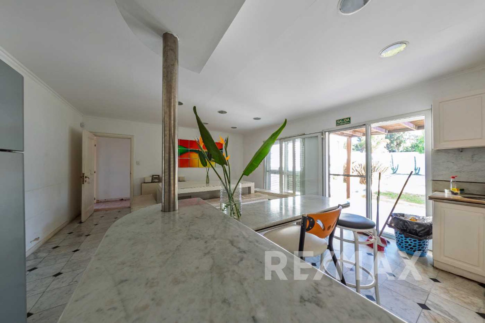 Venta casa ideal des. comercial Martínez 2350 M2