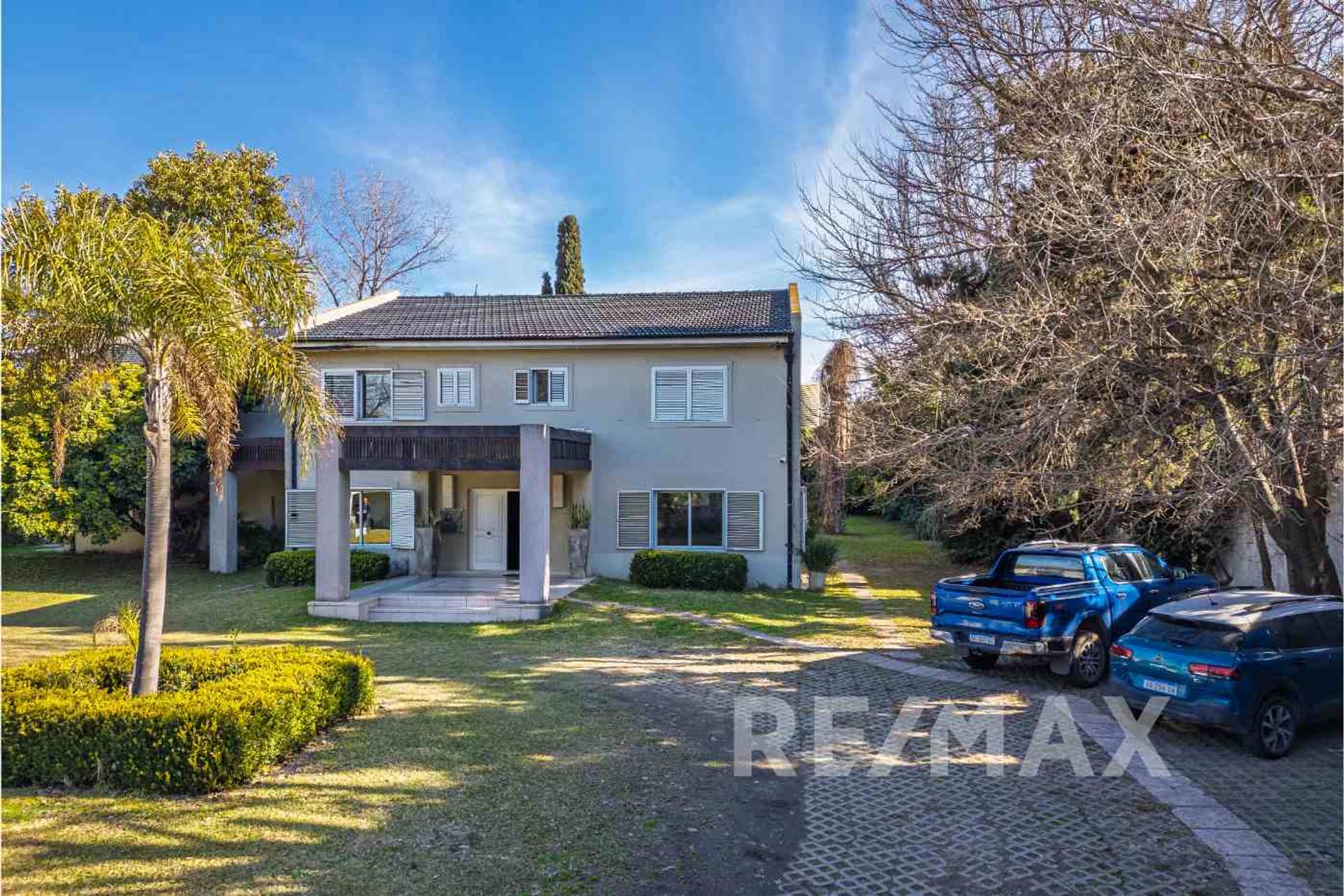 Venta casa ideal des. comercial Martínez 2350 M2