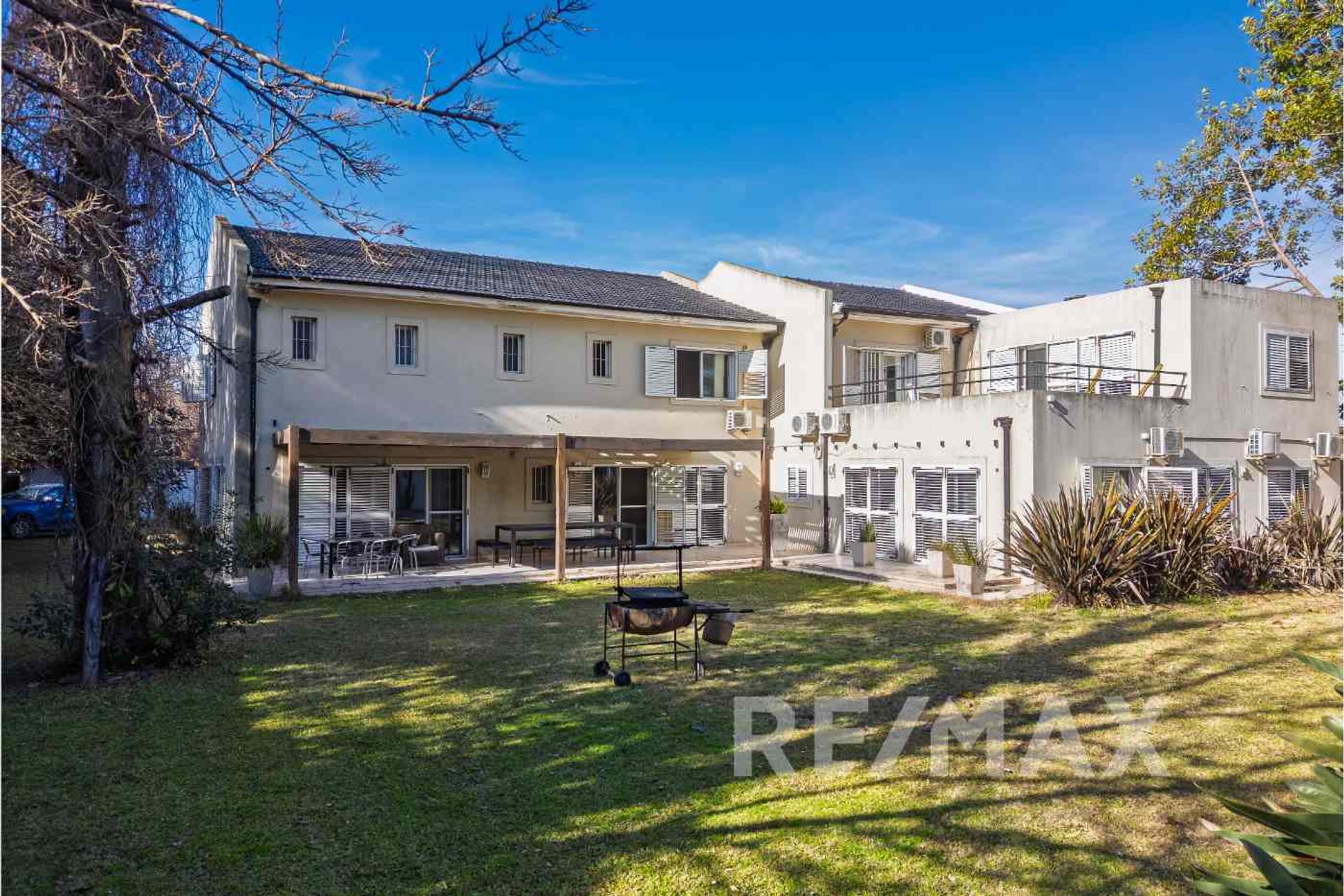 Venta casa ideal des. comercial Martínez 2350 M2