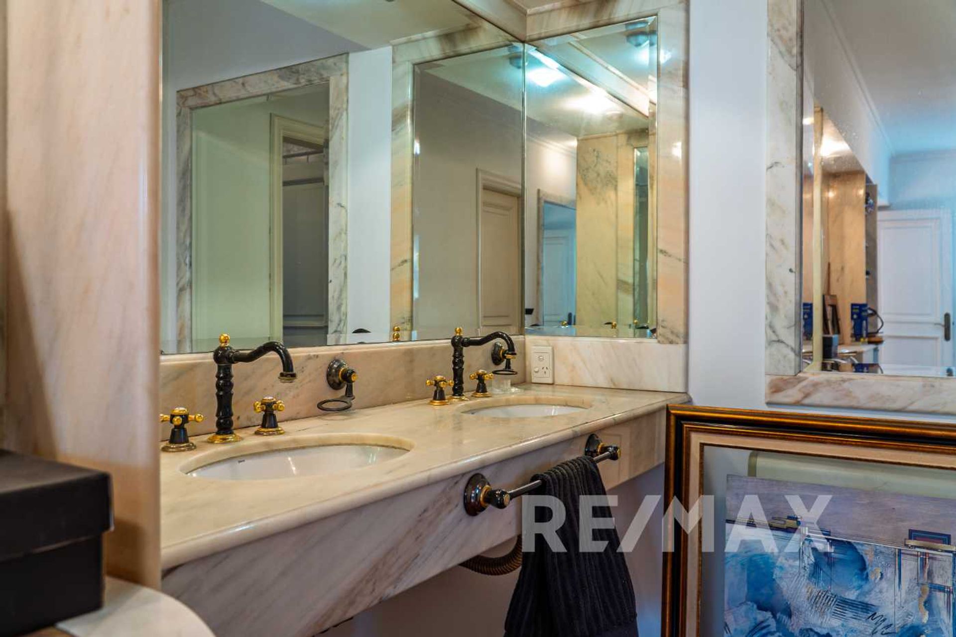 Venta casa ideal des. comercial Martínez 2350 M2